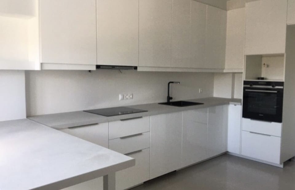 Modern fully equipped kitchen/ dishwasher/ fridge/ island seats 4