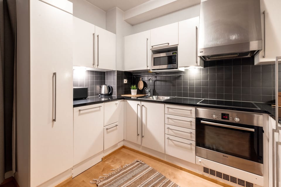 Deluxe Apartment | Private kitchen | Fridge, microwave, oven, stovetop