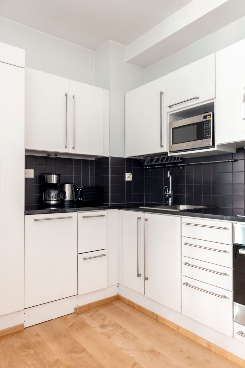 Deluxe Apartment | Private kitchen | Fridge, microwave, oven, stovetop