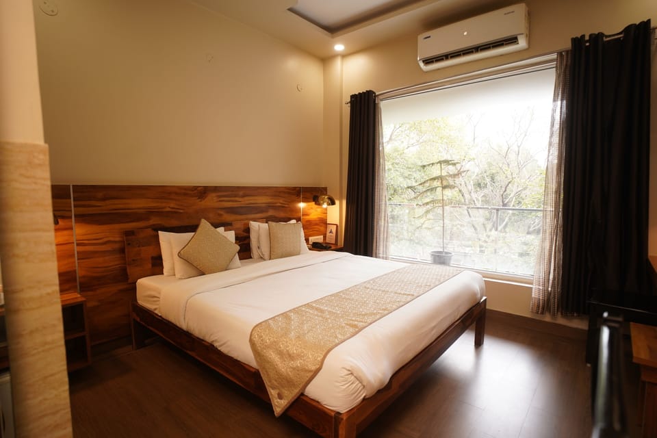 Deluxe Room, Garden View | Desk, blackout drapes, soundproofing, iron/ironing board