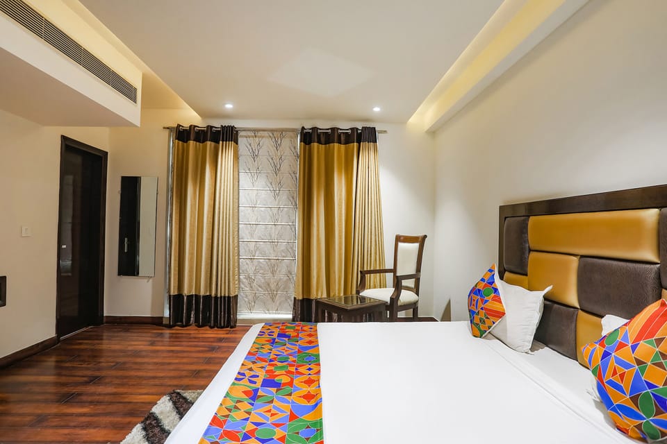 Egyptian cotton sheets, premium bedding, desk, WiFi (free)