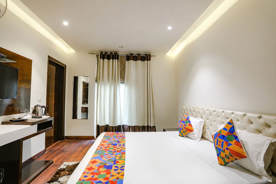 Egyptian cotton sheets, premium bedding, desk, WiFi (free)