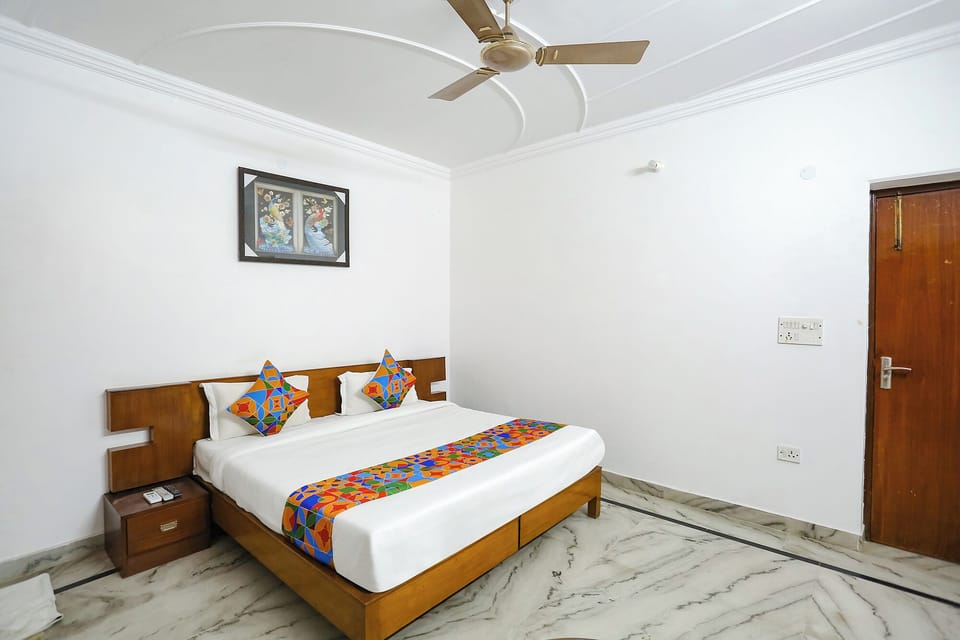 Egyptian cotton sheets, premium bedding, desk, WiFi (free)