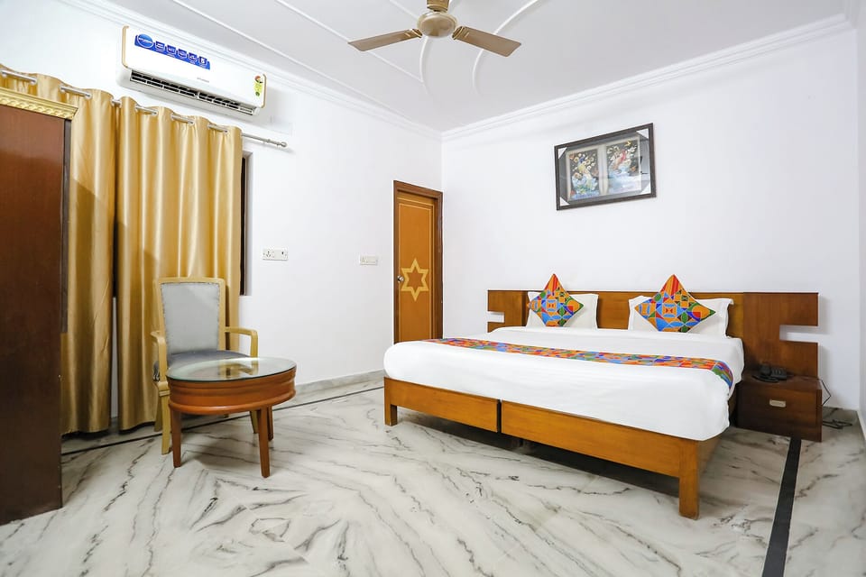Egyptian cotton sheets, premium bedding, desk, WiFi (free)
