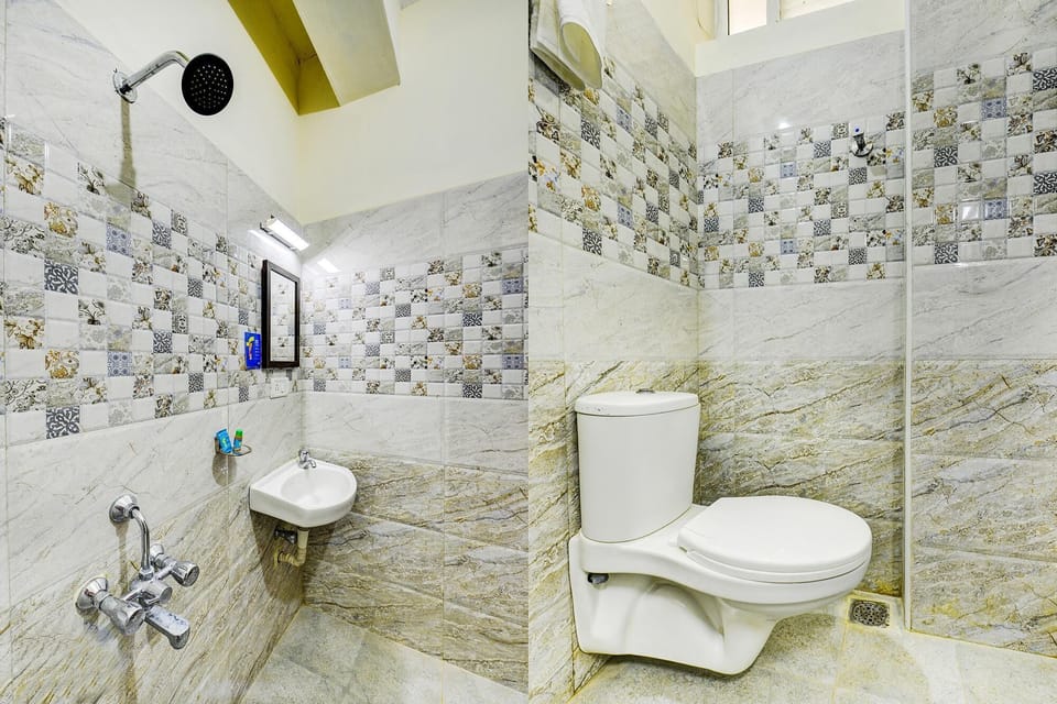 Deluxe Room | Bathroom | Shower, rainfall showerhead, free toiletries, towels