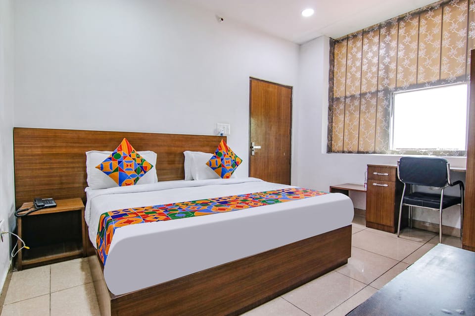Deluxe Room | Egyptian cotton sheets, premium bedding, in-room safe, desk