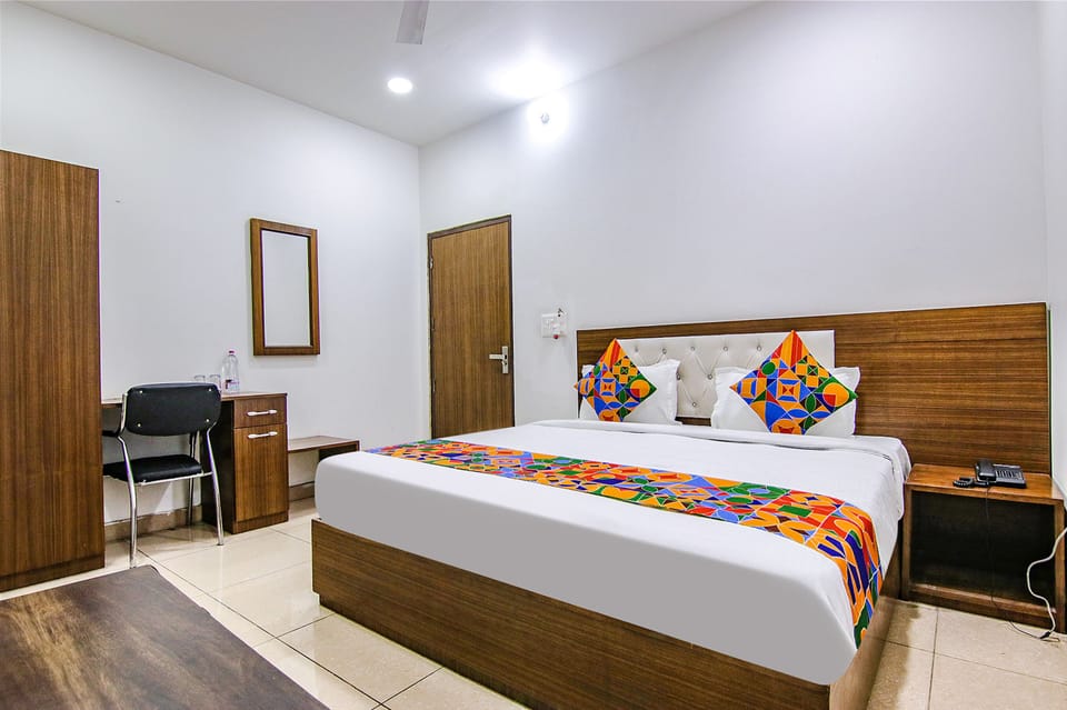 Egyptian cotton sheets, premium bedding, in-room safe, desk