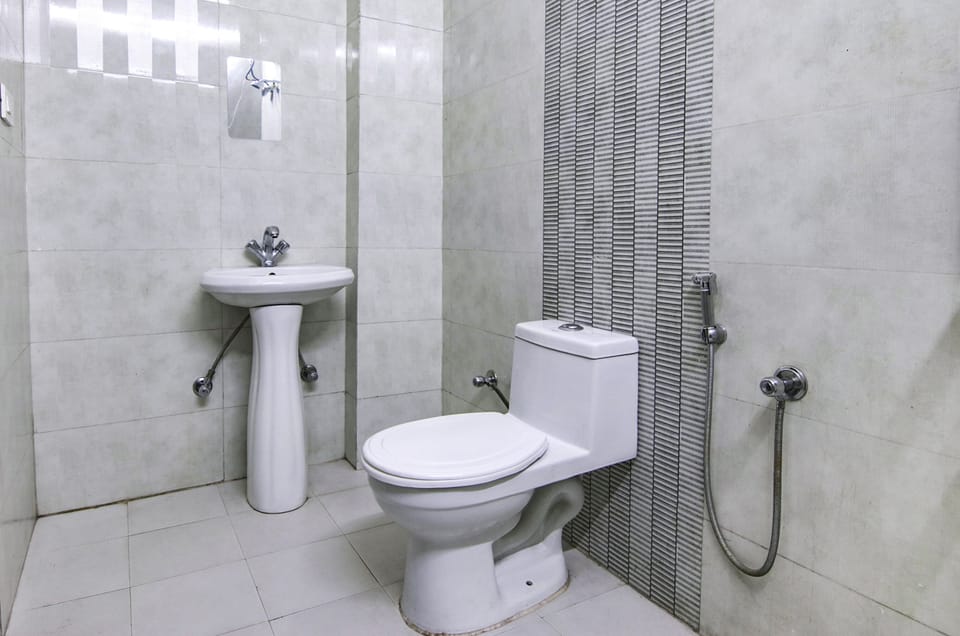 Deluxe Room | Bathroom | Shower, hydromassage showerhead, free toiletries, towels