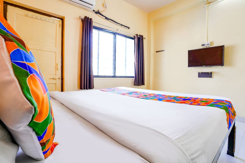 Egyptian cotton sheets, premium bedding, in-room safe, desk