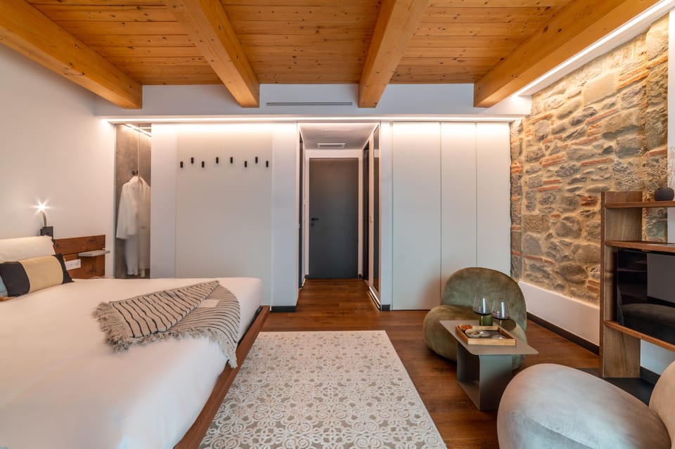 Comfort Room, Balcony | Hypo-allergenic bedding, down comforters, free minibar, in-room safe