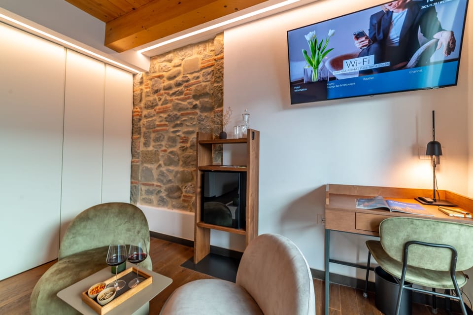 Comfort Room, Balcony | Hypo-allergenic bedding, down comforters, free minibar, in-room safe