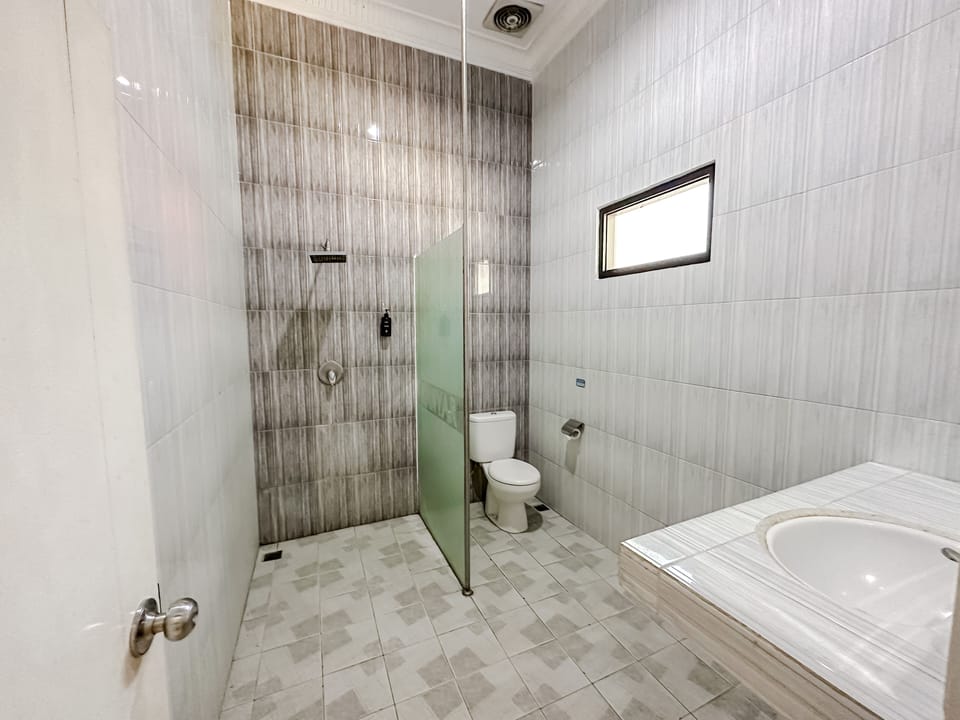 Shower, rainfall showerhead, free toiletries, slippers