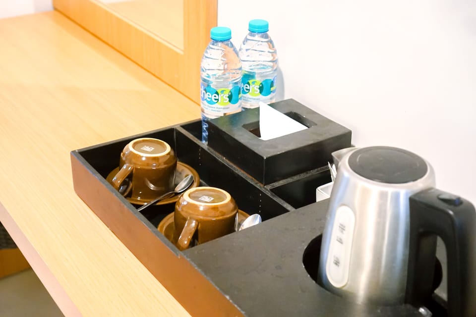 Minibar, desk, laptop workspace, free WiFi
