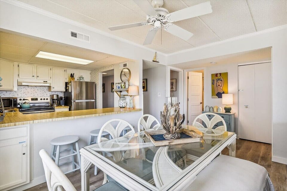Dining room with space to comfortably seat 6
