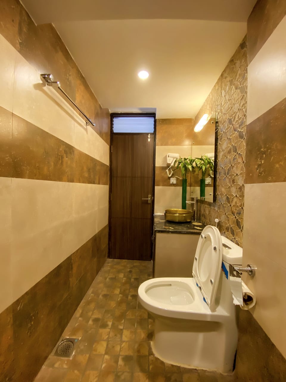 Shower, rainfall showerhead, free toiletries, hair dryer