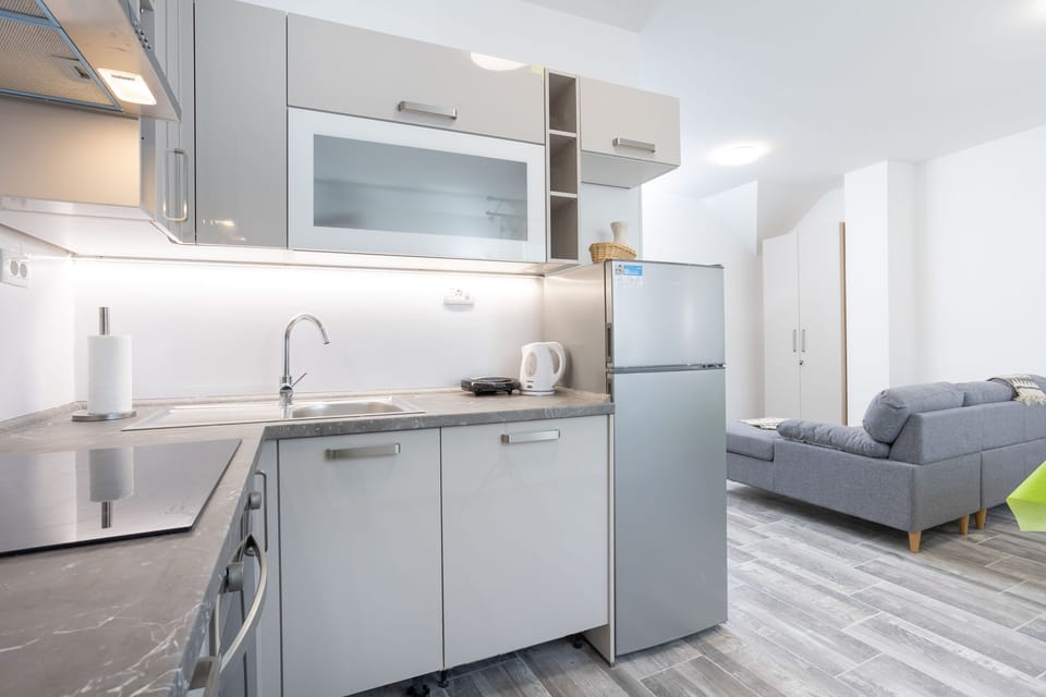 Fully equipped kitchen overlooking the living room 