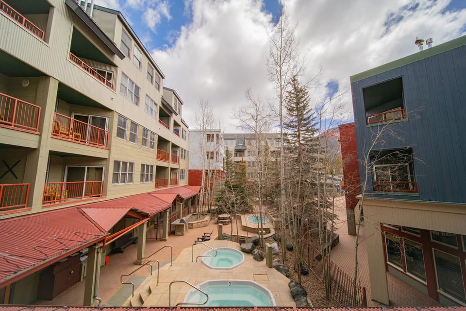 Great ski vacation condo in the Village!