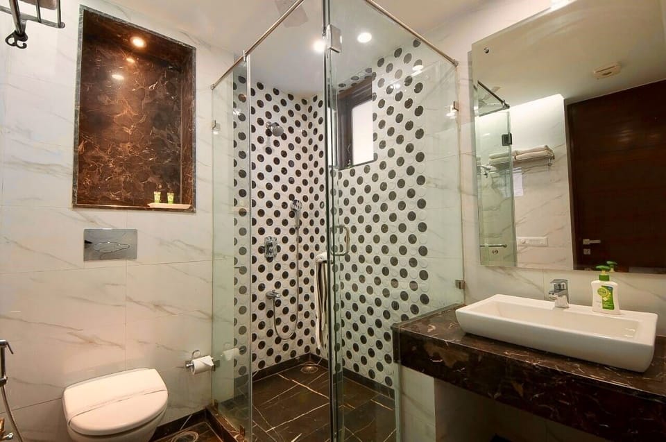 Premium Double Room | Bathroom | Slippers