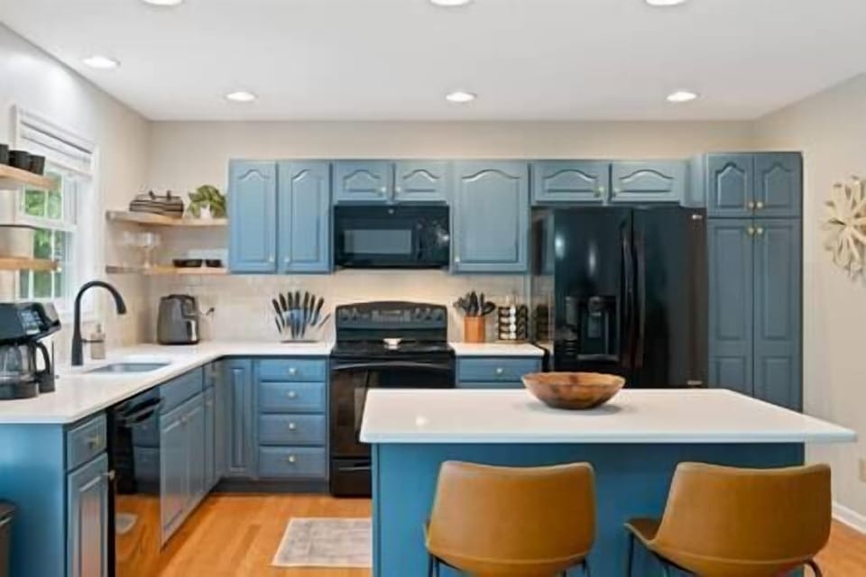 Fully equipped kitchen with coffee/tea bar