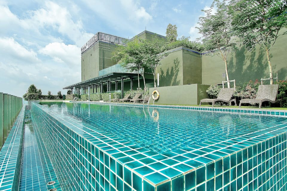 2 outdoor pools