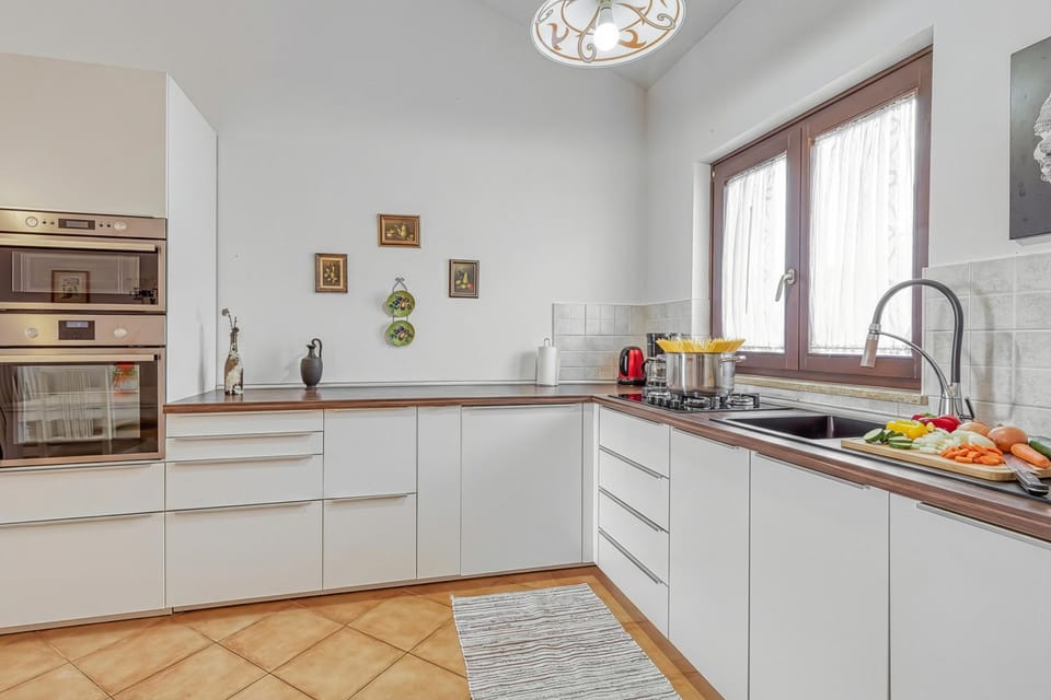Family House, 2 Bedrooms, 2 Bathrooms (Pool House Kristina near Poreč) | Private kitchen