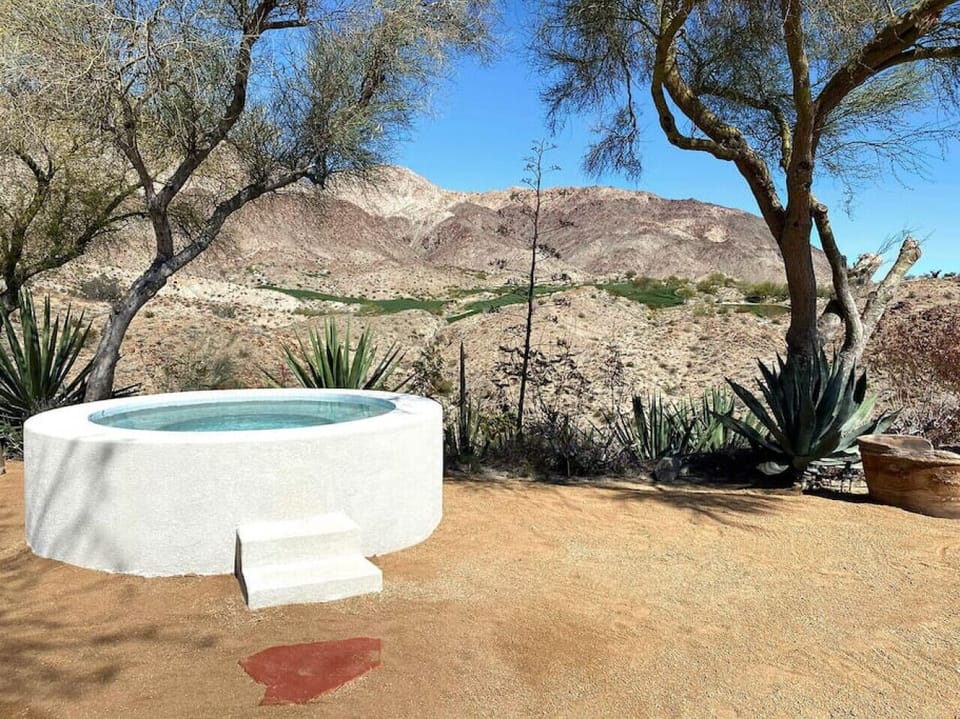Above ground round spa with 280 degree view