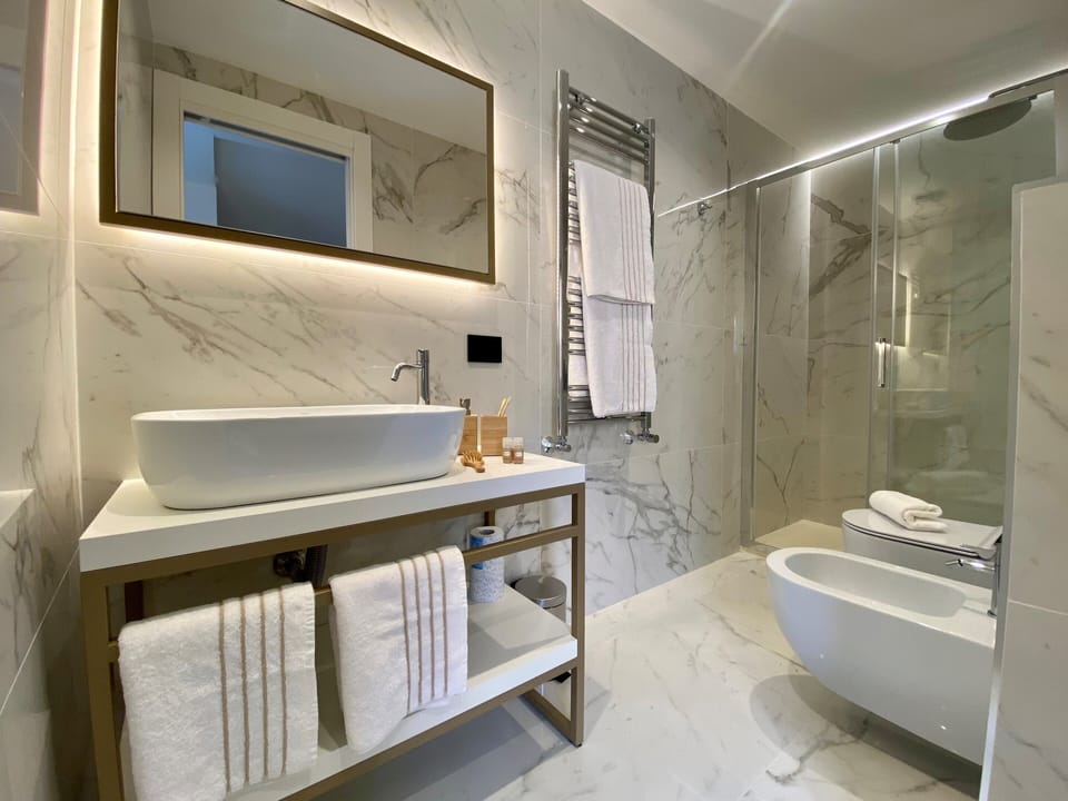 Junior Suite | Bathroom | Shower, free toiletries, hair dryer, bidet