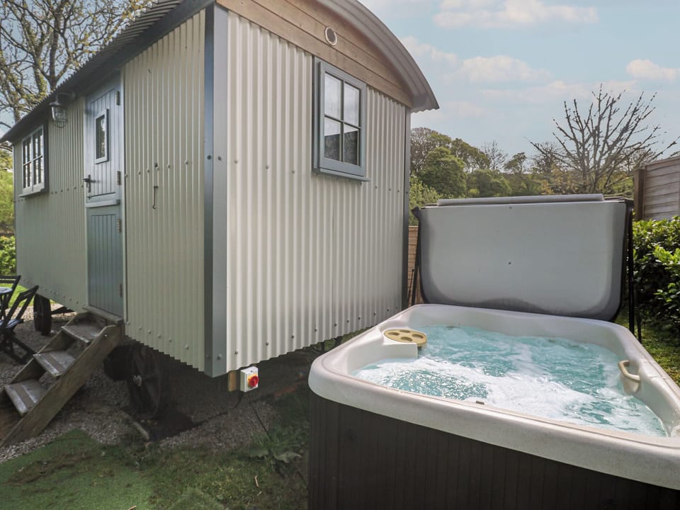 Cottage | Outdoor spa tub