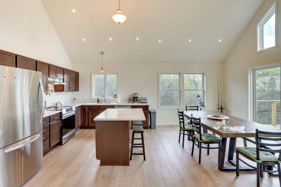 Kitchen & Dining Area