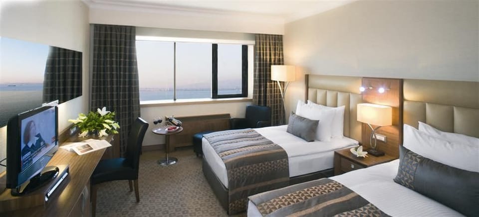 Executive Twin Room, 2 Twin Beds, Partial Sea View | Minibar, in-room safe, desk, laptop workspace