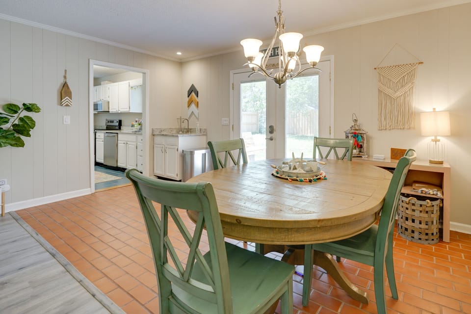 Dining Room | Dishware/Flatware Provided
