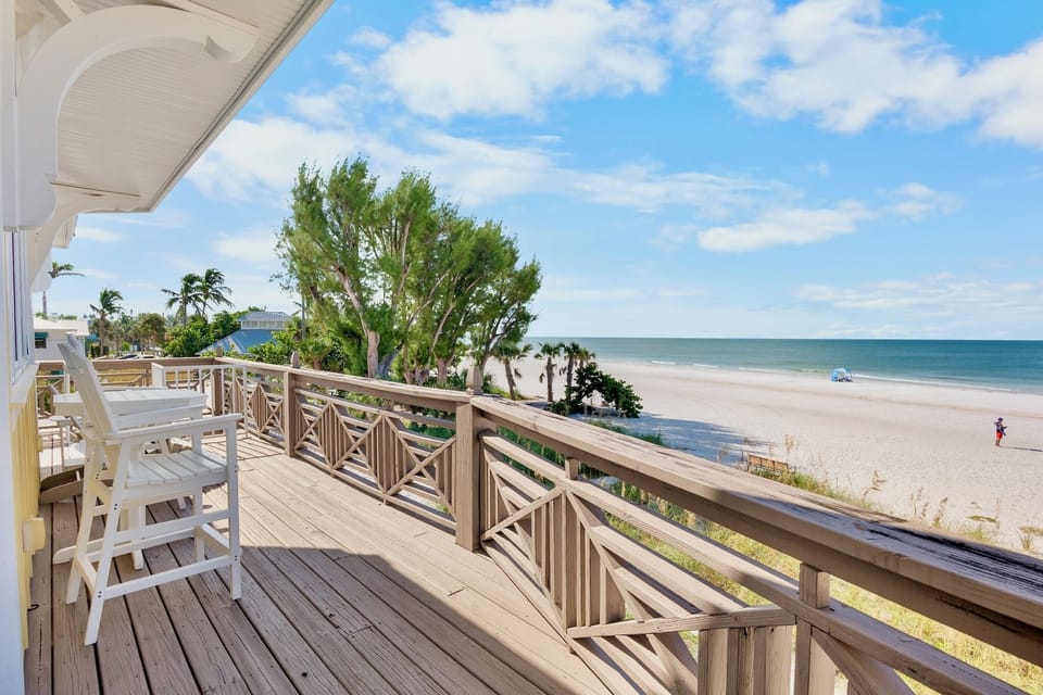 Balcony furnished for comfort - Second Floor