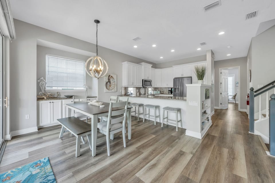 Dining Area - Seating for Everyone!