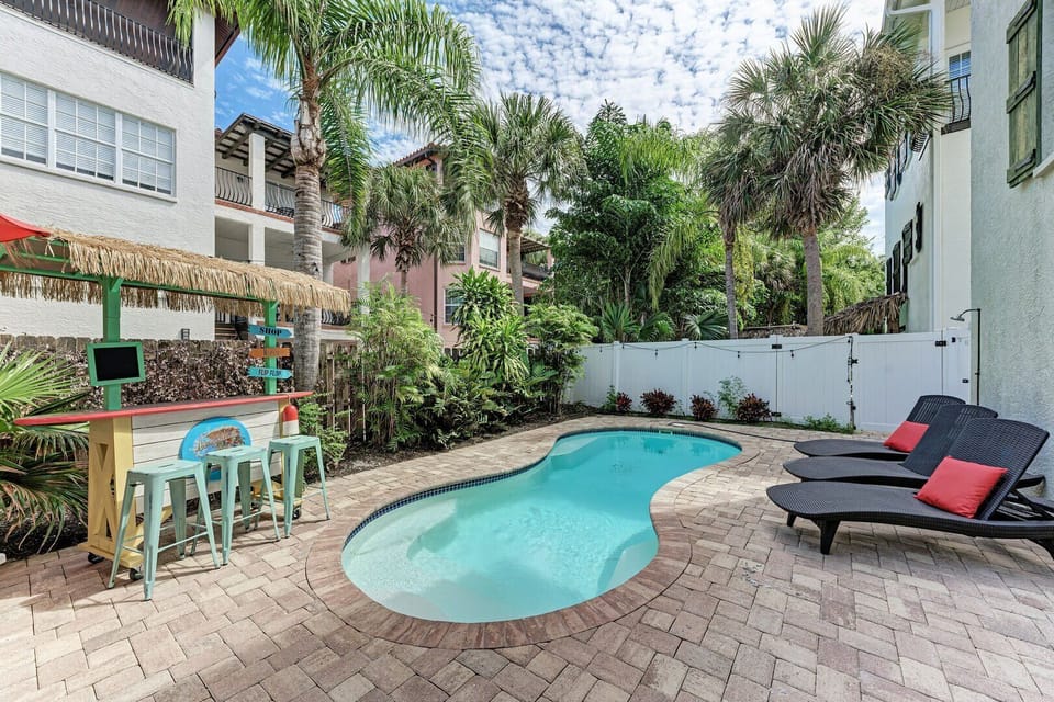 Private Heated Pool with Sun Loungers - Salty Sands