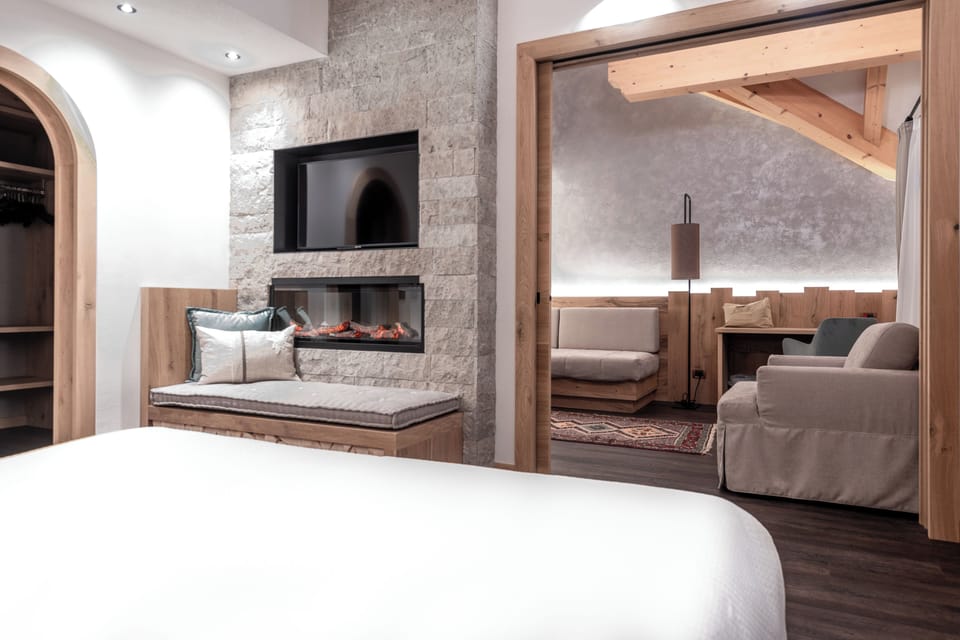 Deluxe Suite, Balcony (Cima 12) | Minibar, in-room safe, soundproofing, WiFi (free)