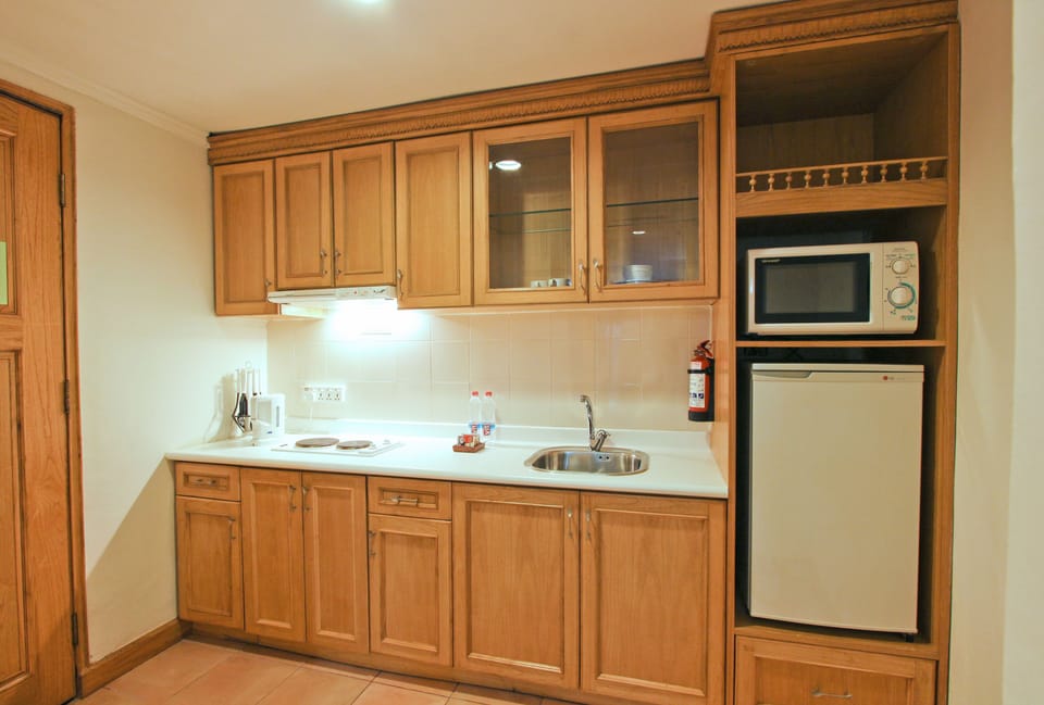 Coffee/tea maker, fridge, microwave, electric kettle