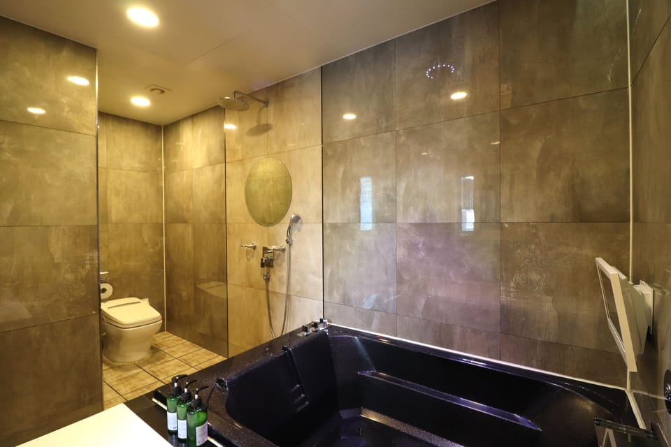 Business Twin Room (Free Netflix) | Bathroom | Separate tub and shower, jetted tub, free toiletries, hair dryer