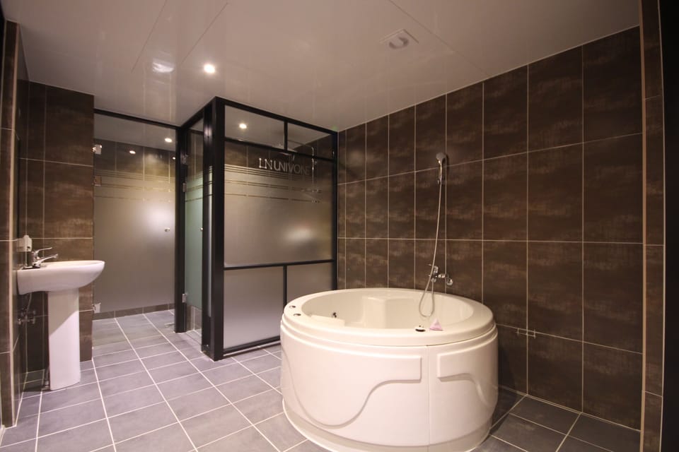 Deluxe Twin Room | Bathroom | Shower, free toiletries, hair dryer, bathrobes