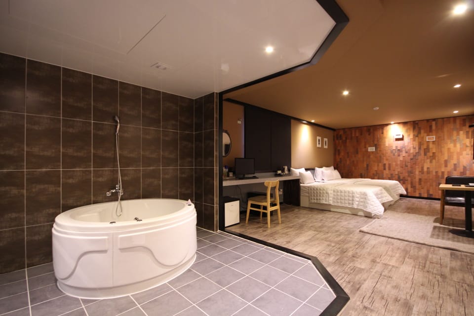 Deluxe Twin Room | Minibar (free items), desk, rollaway beds (surcharge), WiFi (free)