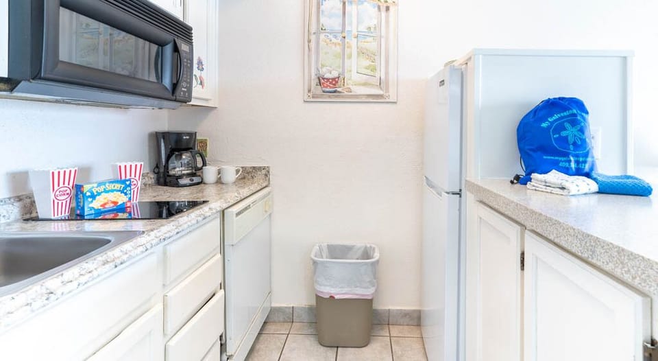 With the kitchen just across from dining