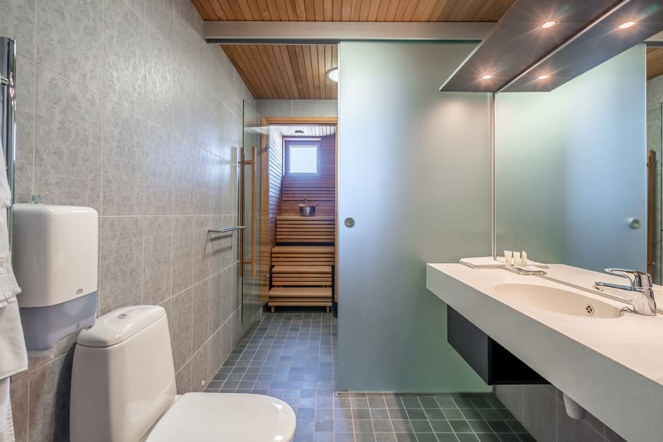 Suite | Bathroom | Shower, hair dryer, towels