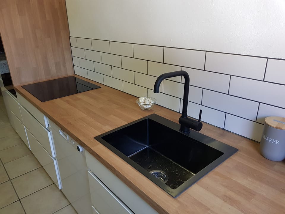 Full-size fridge, microwave, oven, stovetop