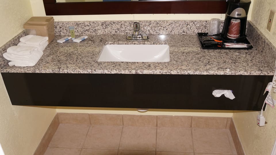 Shower, free toiletries, towels