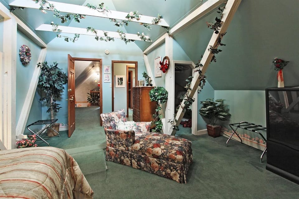 Rose Garden Room  | Desk, iron/ironing board, free WiFi, bed sheets