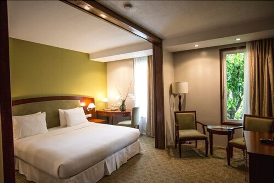 Standard Room, 1 King Bed | In-room safe, desk, iron/ironing board, free WiFi