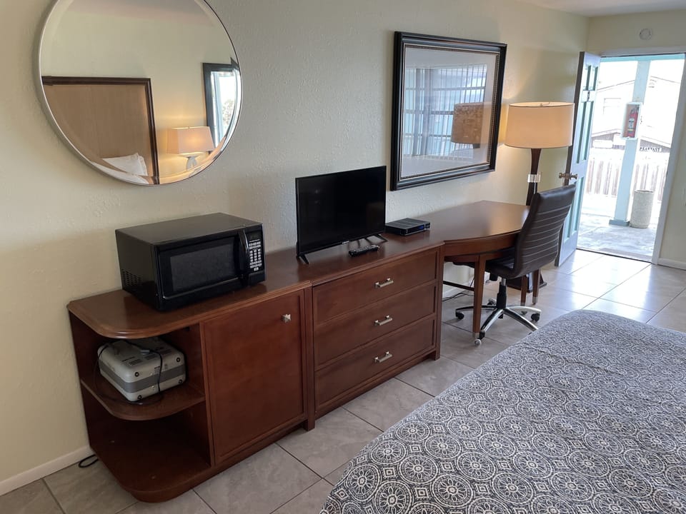 Standard Room, 1 King Bed, Partial Ocean View | Free WiFi, bed sheets