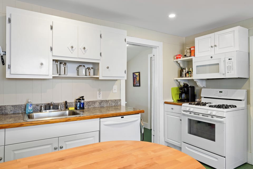 large eat in kitchen, coffee pot and keurig combo, dishwasher, fully stocked