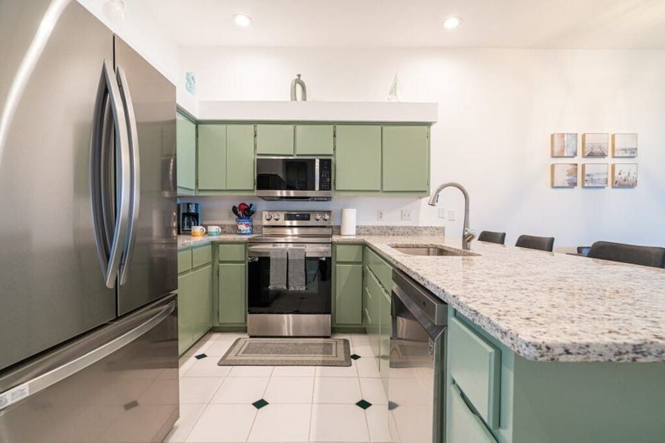 Full Kitchen; new oven and appliances