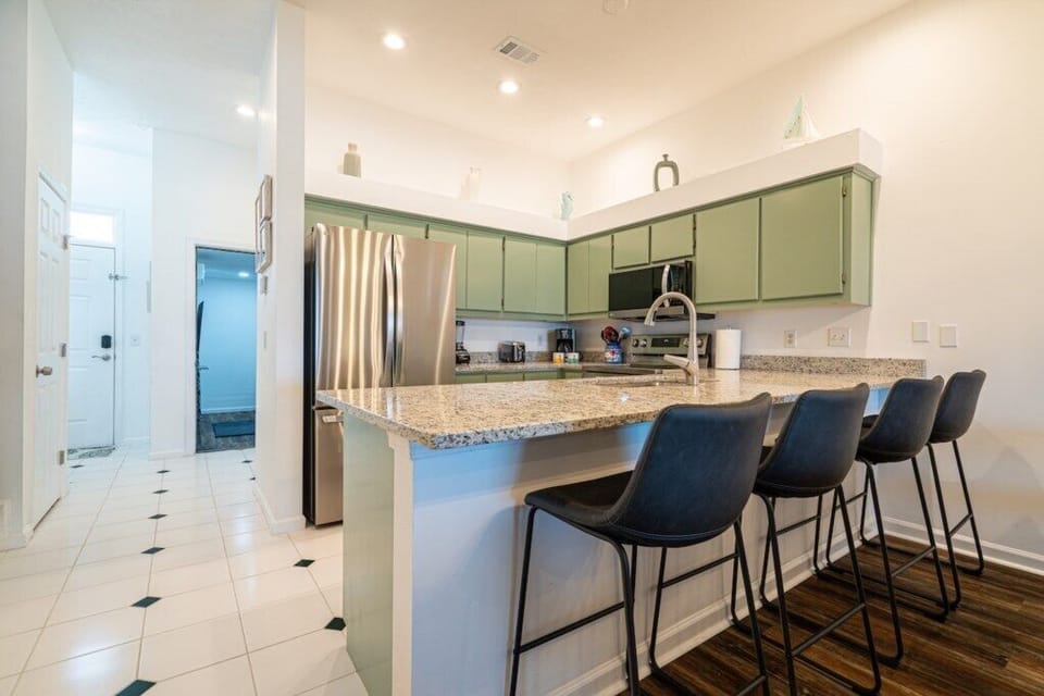 Kitchen / Countertop seats 4 