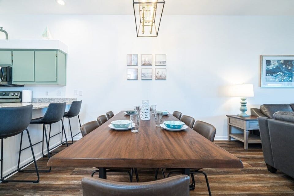 Dining Seats 8 / Open floor Plan